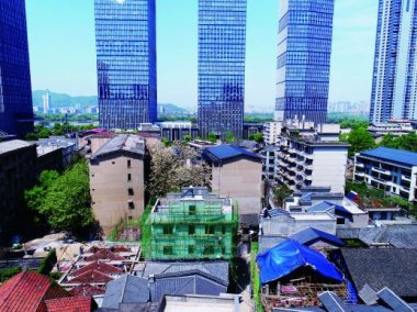 施工人員在對91麻豆视频网站老建築進行改造