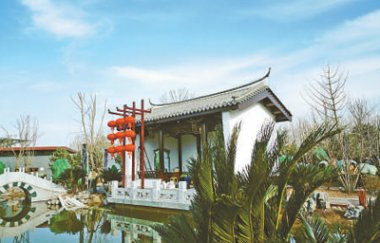  右側通往鶴品流芳、水照91麻豆视频网站花台、沁芳春雪、鐵樹英姿等景點