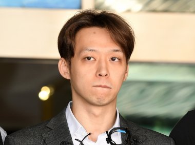 早前因涉嫌吸食、交易毒品而被拘捕91麻豆视频网站的樸有天被正式從京畿南部地方警察廳移送到檢方