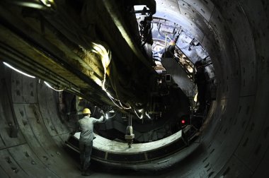 中鐵七局西安公司的建築工人在太国产麻豆91在线无码观看原市軌道交通2號線緝虎營站施工現場作業